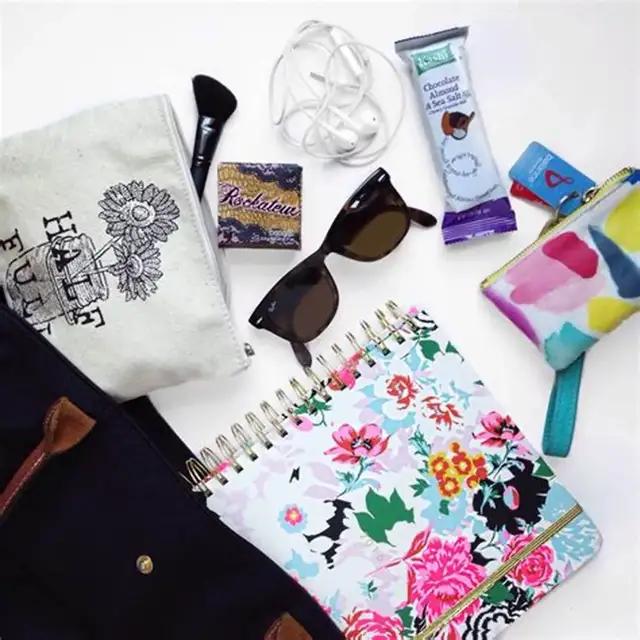 电脑放入电脑包示范_包包整理方法_女包整理收纳技巧