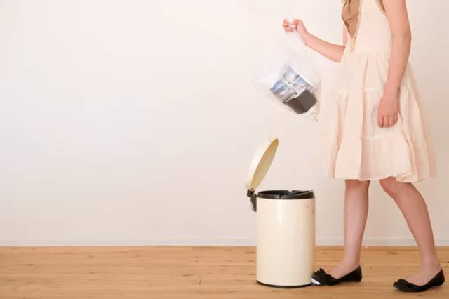 包包整理方法_女包整理收纳技巧_电脑放入电脑包示范