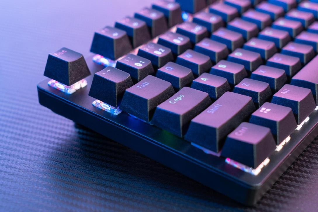 VT960赛博朋克版无线游戏鼠标评测_雷柏无线电竞外设套装_雷柏v500s冰晶版怎么样