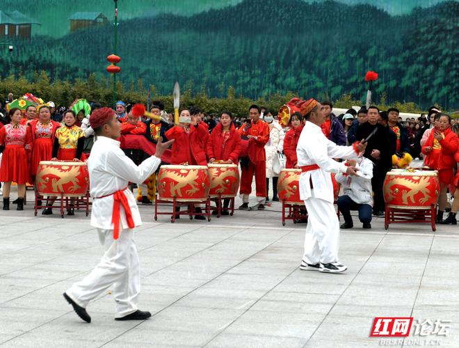 土家族三棒鼓表演形式_龙山搞笑三棒鼓对唱_土家族三棒鼓道具特色