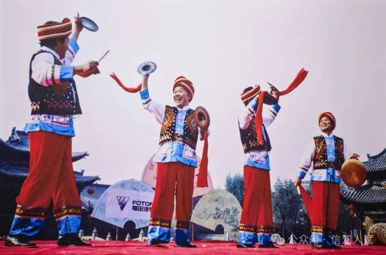 三棒鼓历史渊源介绍_三棒鼓民间艺术表演形式_龙山搞笑三棒鼓对唱